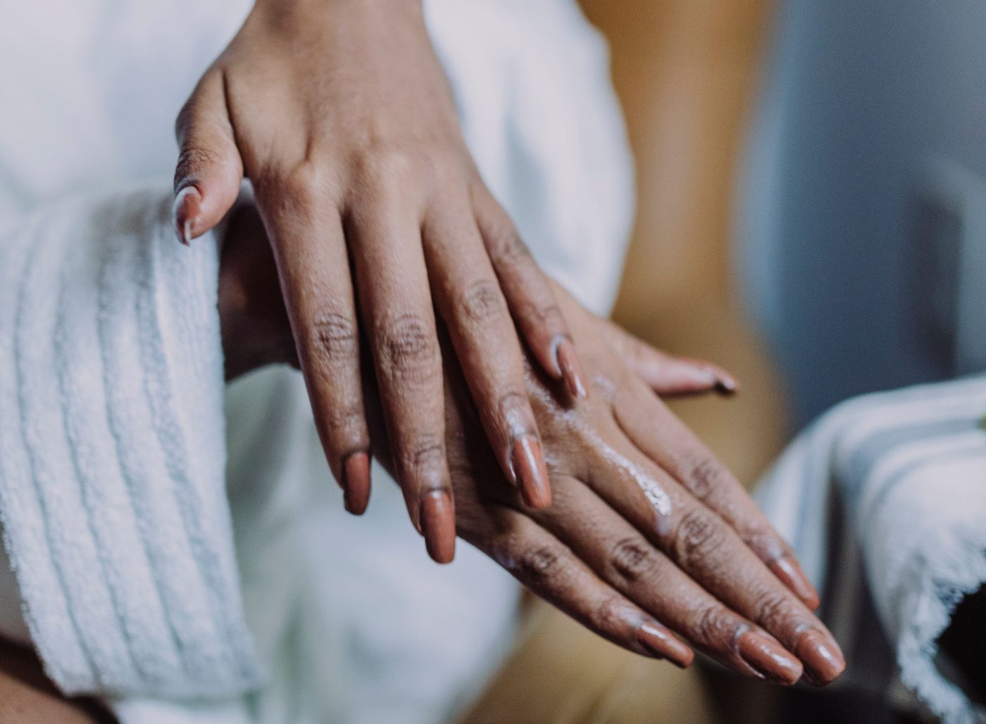 Manos con manicura nude — Manicura Las Palmas a domicilio en Las Palmas